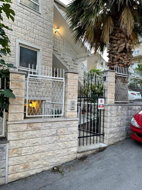 Budova, v ktorej sa apartmán nachádza