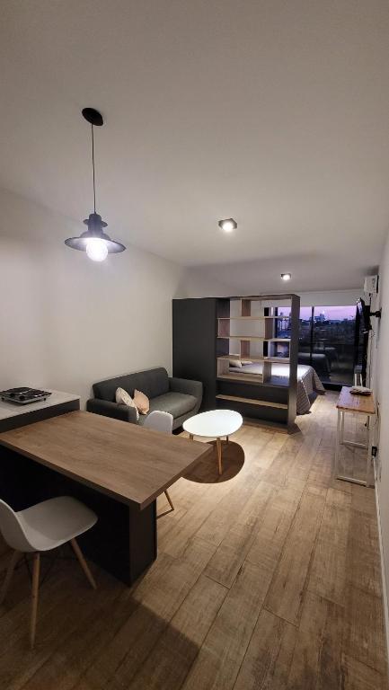 een woonkamer met een bank en een tafel bij Departamento moderno a una cuadra de bv. galvez in Santa Fe