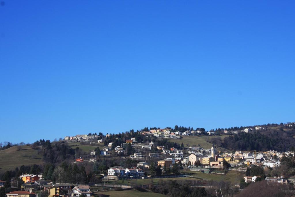 une petite ville sur une colline avec des maisons dans l'établissement Hotel Scandola, à Bosco Chiesanuova