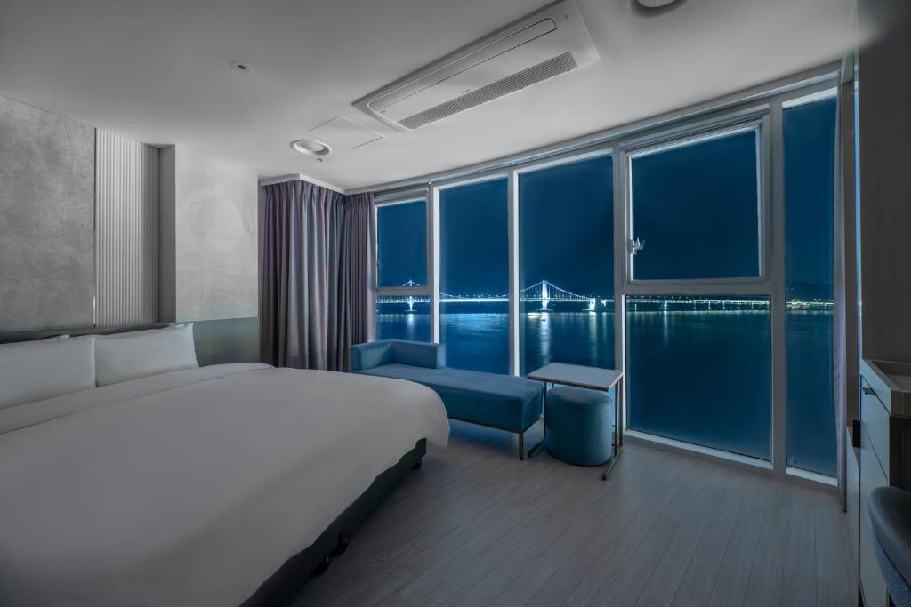Postel nebo postele na pokoji v ubytování Hotel Aqua Palace