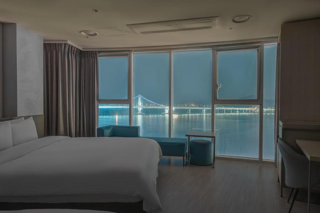 Postel nebo postele na pokoji v ubytování Hotel Aqua Palace