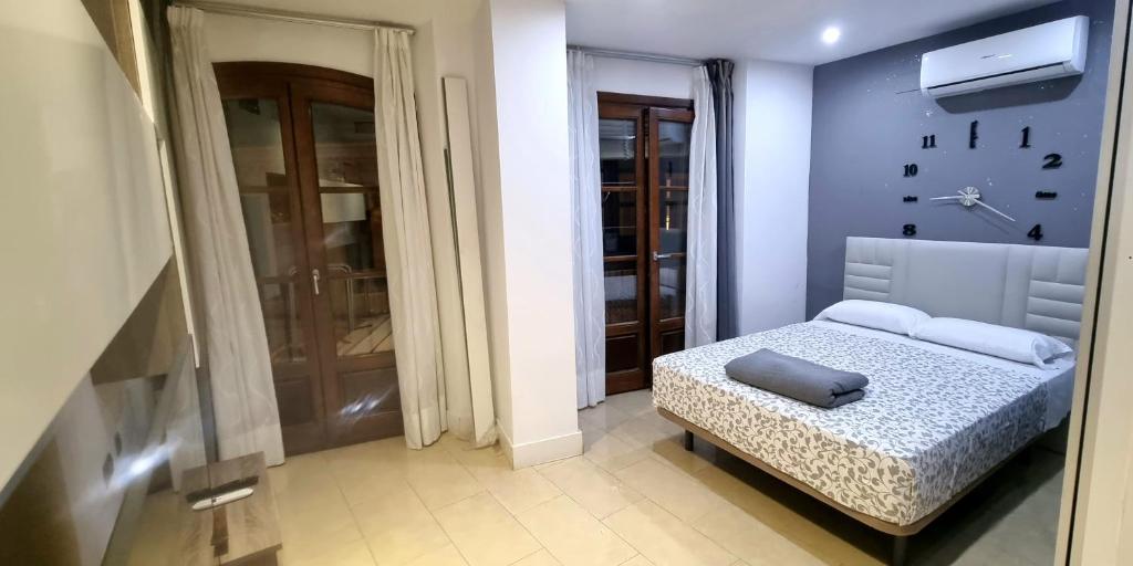 A bed or beds in a room at Apartamentos Salamanca