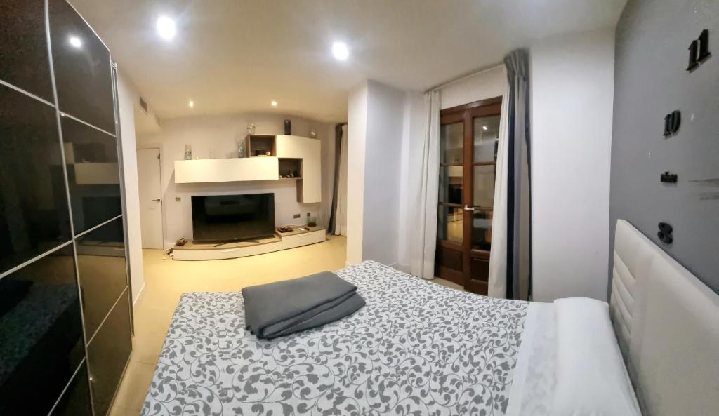 A television and/or entertainment centre at Apartamentos Salamanca