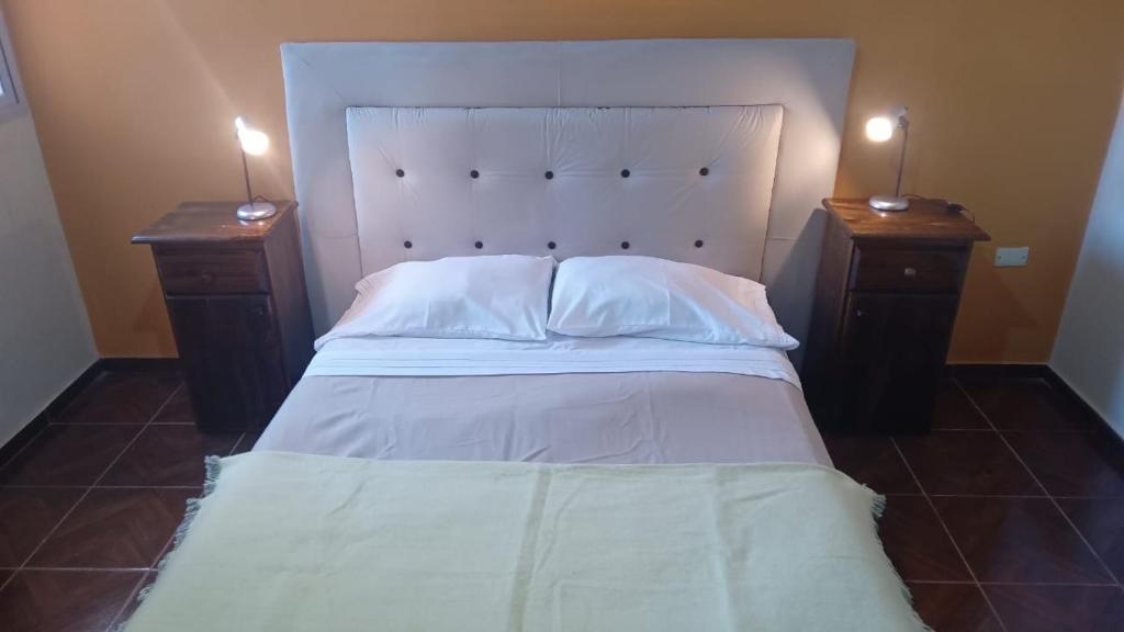 Un pat sau paturi într-o cameră la DEPARTAMENTO CAROLA
