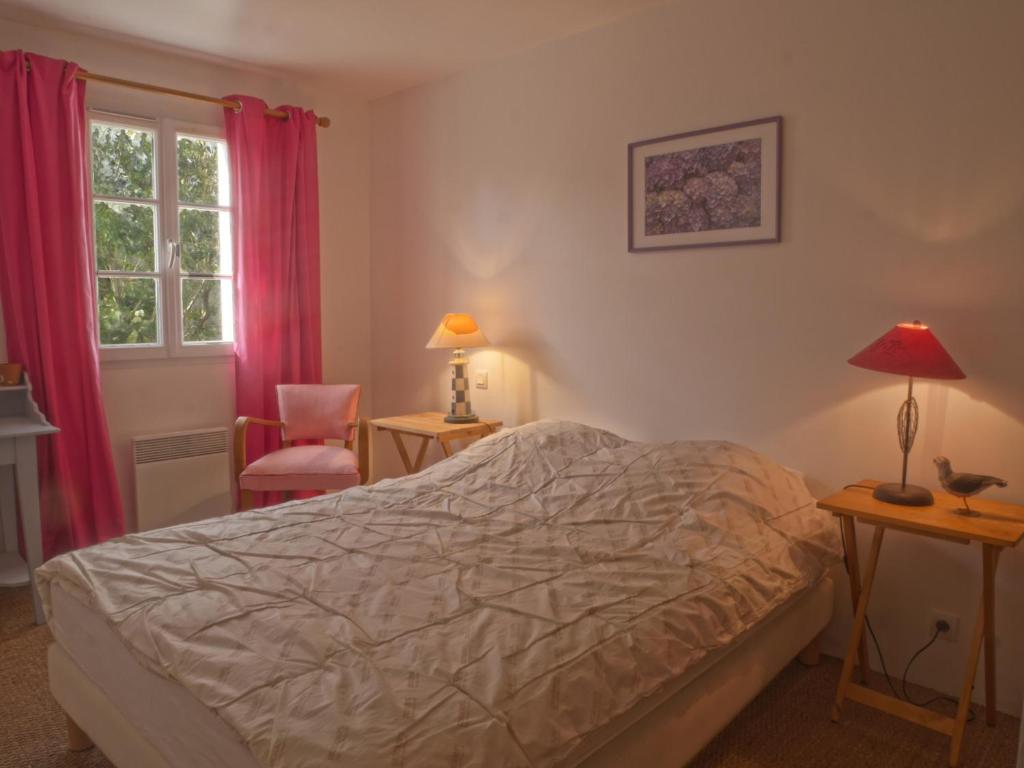 Una cama o camas en una habitaci&oacute;n de Maison Sauzon, 6 pi&egrave;ces, 8 personnes - FR-1-418-155