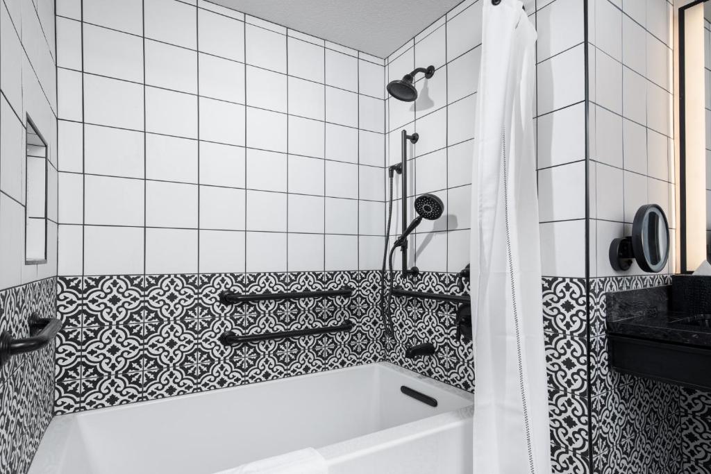 Ein Badezimmer in der Unterkunft Silverton Casino Lodge