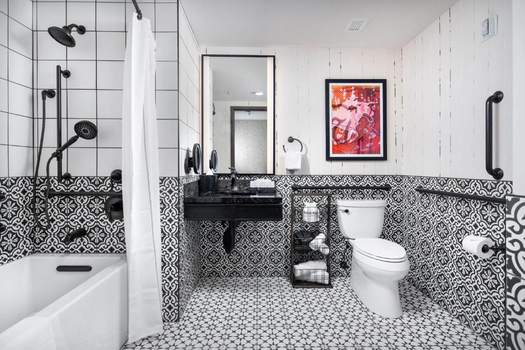 Ein Badezimmer in der Unterkunft Silverton Casino Lodge