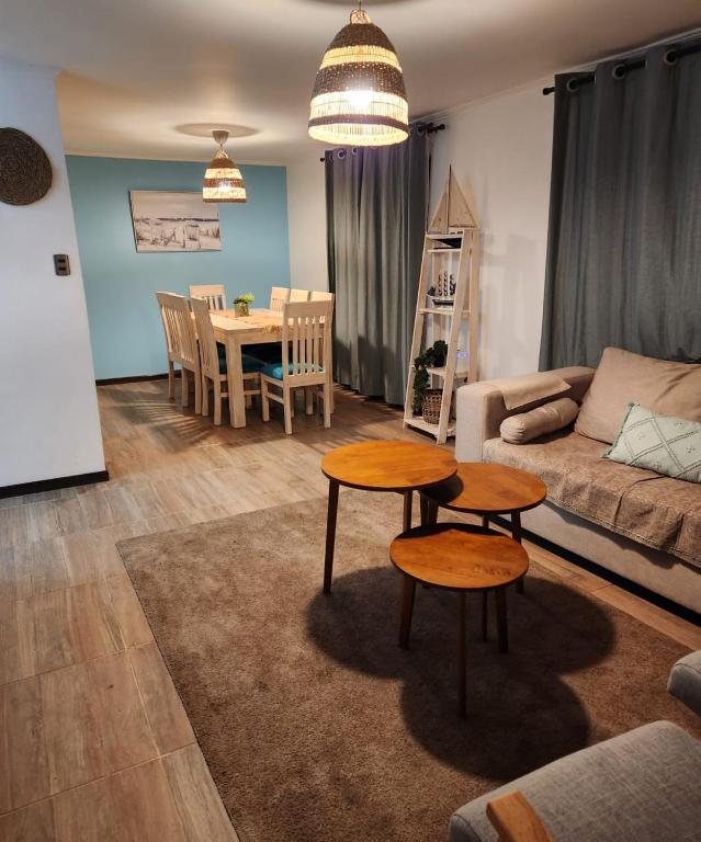 sala de estar con sofá y mesa en Casa en condominio cerca de la playa El Quisco Norte, en El Quisco