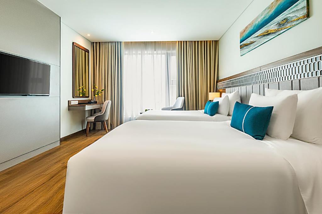 Postel nebo postele na pokoji v ubytování Peninsula Hotel Danang