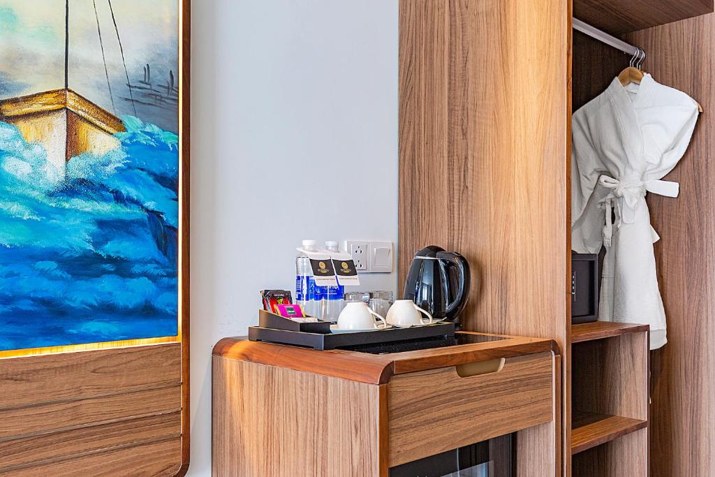 Deluxe Queen Room with Partial Ocean View - Afternoon Tea Included