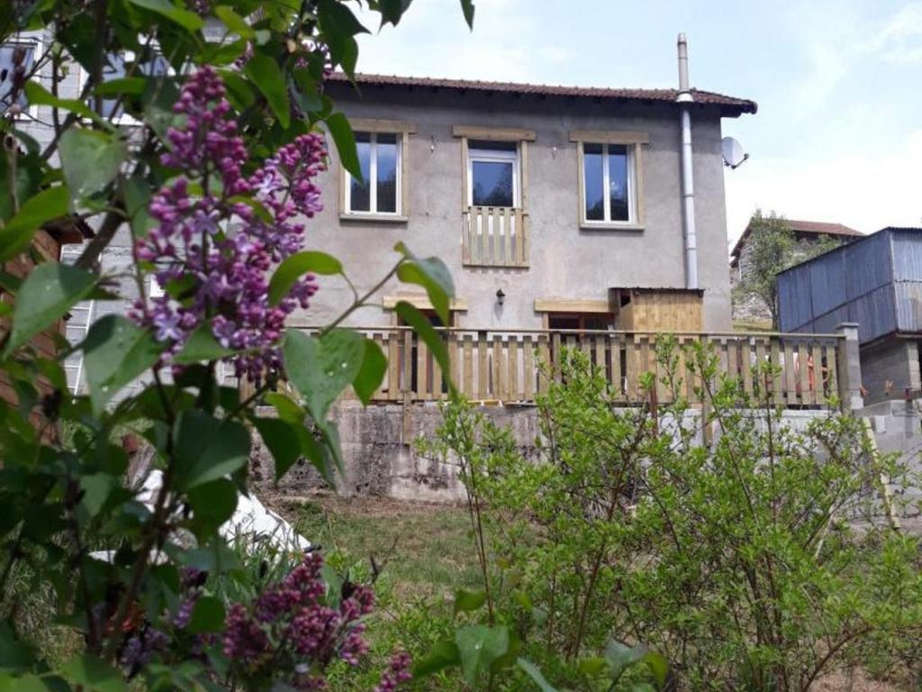 uma casa com cerca e flores roxas em Gîte Cherier, 3 pièces, 4 personnes - FR-1-496-288 em Chérier