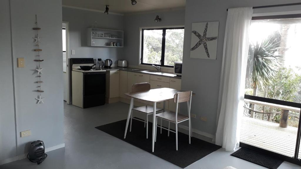 Kuchyň nebo kuchyňský kout v ubytování Pipiroa Bay Homestay