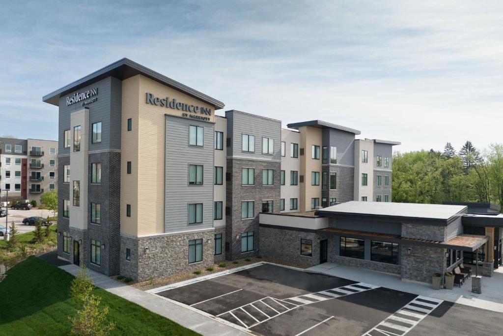 Residence Inn Rochester Mayo Clinic Area South في روتشستر: عمارة سكنية مع موقف للسيارة