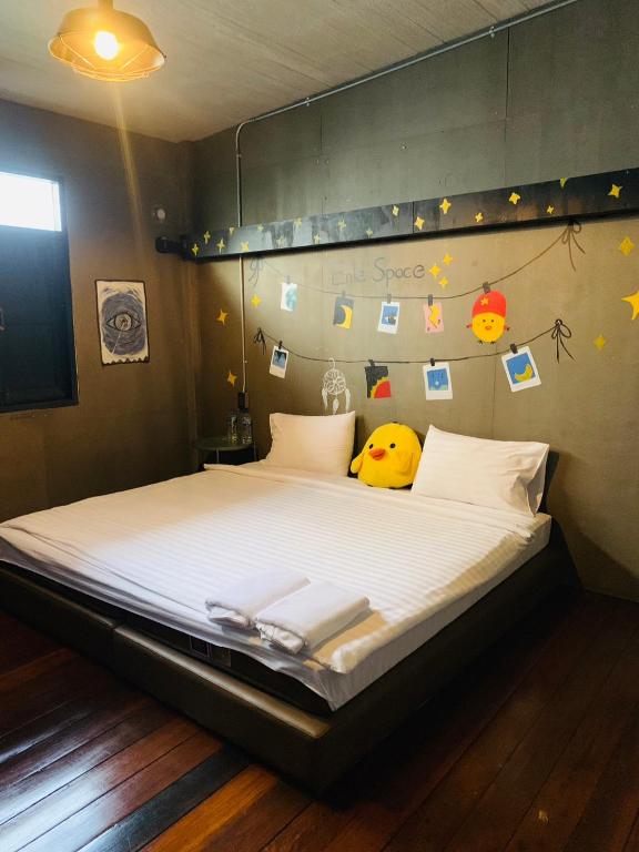 Postel nebo postele na pokoji v ubytování Enterspace Chinatown