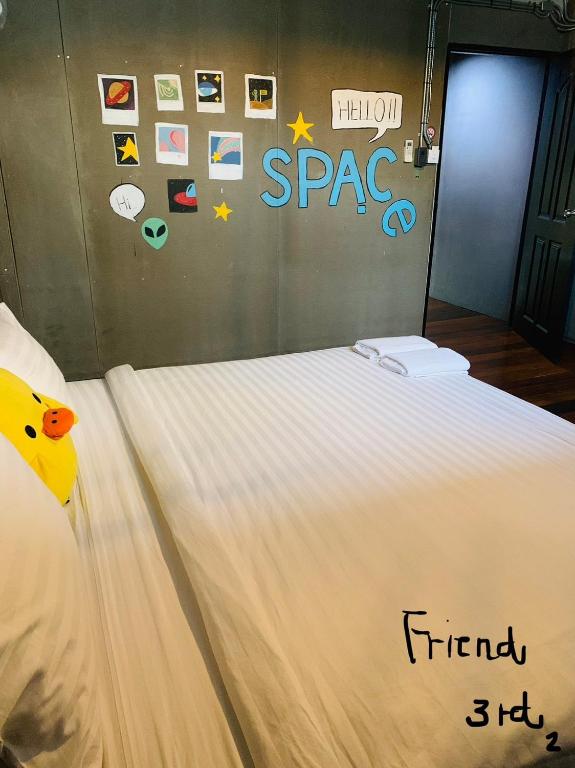 Postel nebo postele na pokoji v ubytování Enterspace Chinatown
