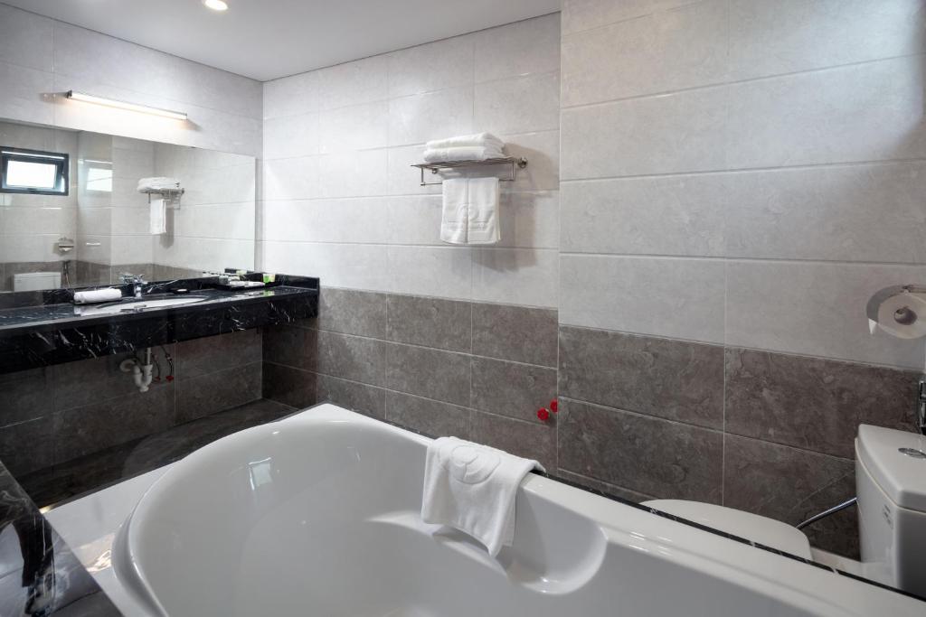 Koupelna v ubytování Grand Dragon Hotel Hanoi