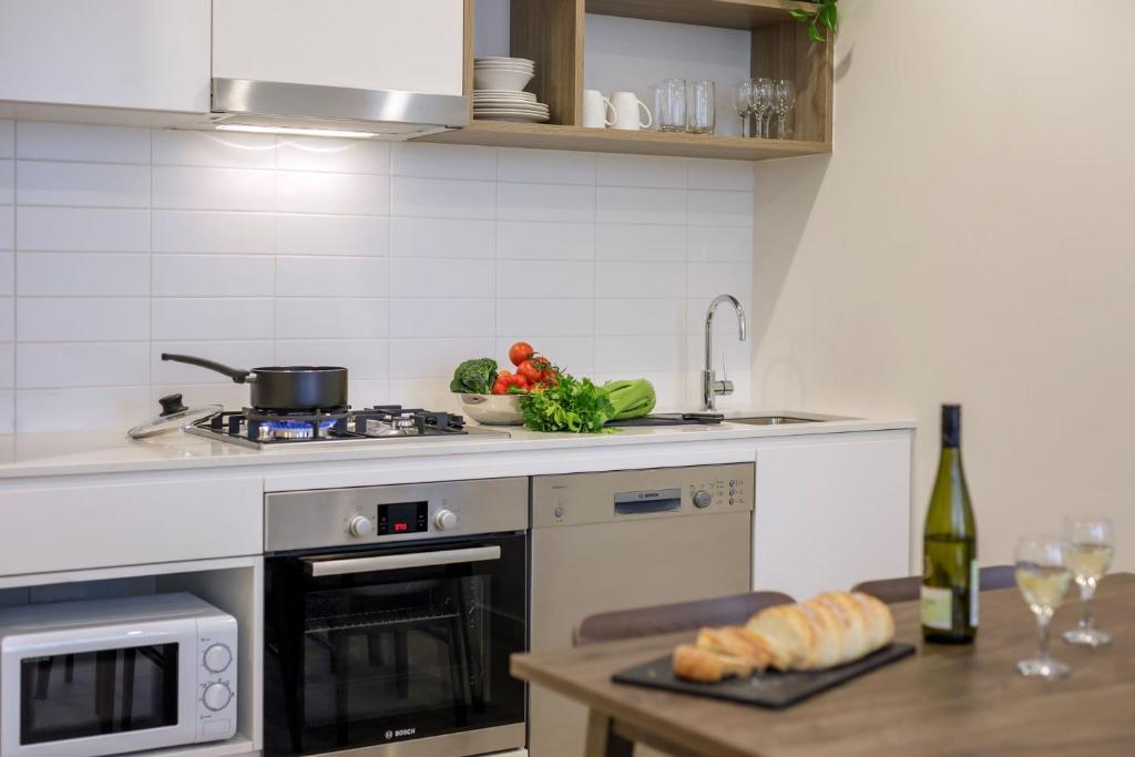 Kuchyň nebo kuchyňský kout v ubytování Brady Apartment Hotel Hardware Lane