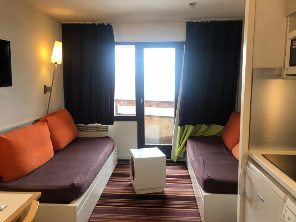 Cette petite chambre comprend un canapé et une fenêtre. dans l'établissement Joli 2 pièces à Avoriaz avec balcon sud, TV et WiFi - FR-1-314-185, à Avoriaz