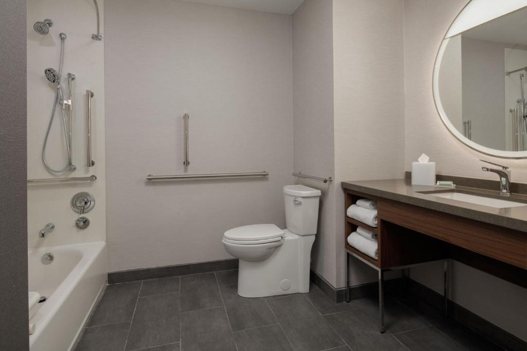 Koupelna v ubytování Courtyard by Marriott Olympia