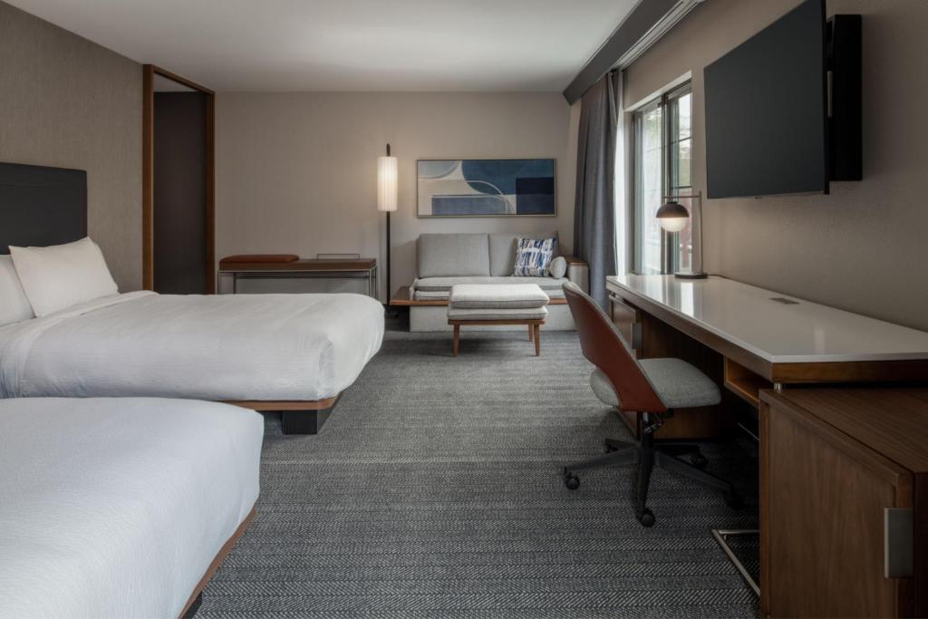 Postel nebo postele na pokoji v ubytování Courtyard by Marriott Olympia