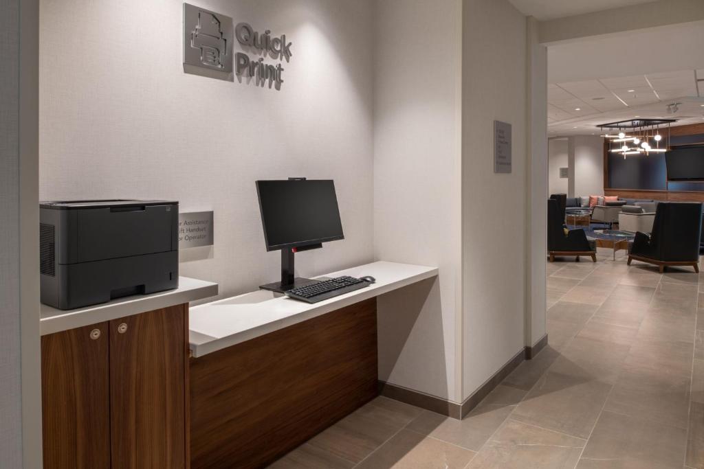 TV a/nebo společenská místnost v ubytování Courtyard by Marriott Olympia