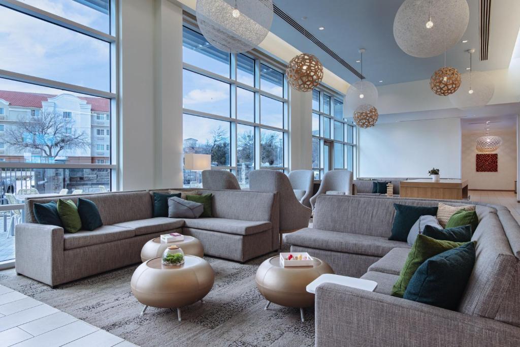 Posezení v ubytování Element Dallas Las Colinas
