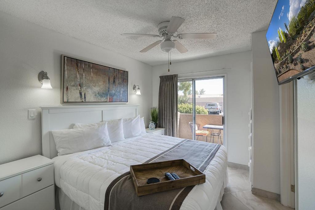 - une chambre avec un lit et un plateau dans l'établissement 232 Fully Furnished 1BR Suite-Prime Location, à Scottsdale