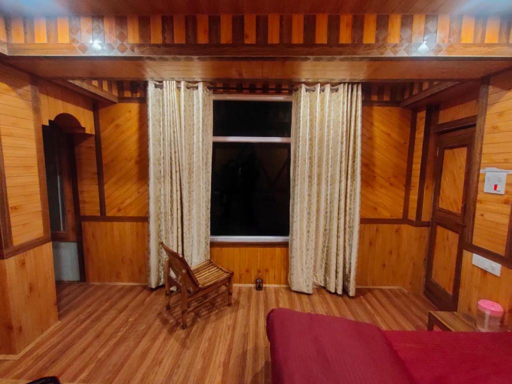 Ένα ή περισσότερα κρεβάτια σε δωμάτιο στο The Snow Trail Narkanda B&B Homestay