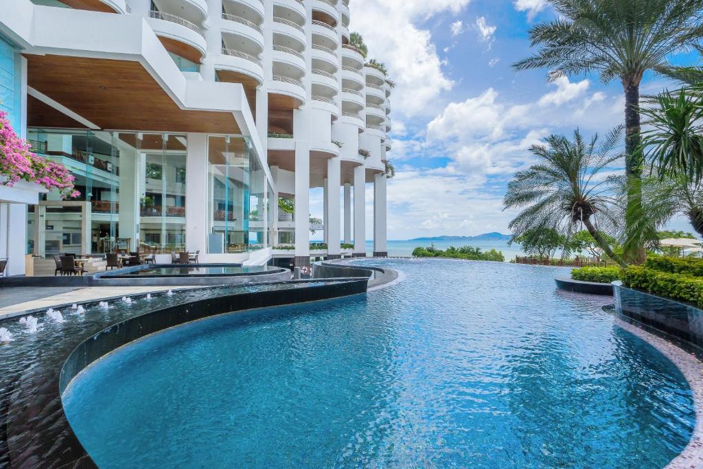 an infinity pool in front of a building at Royal Cliff Grand Hotel Pattaya in Pattaya South