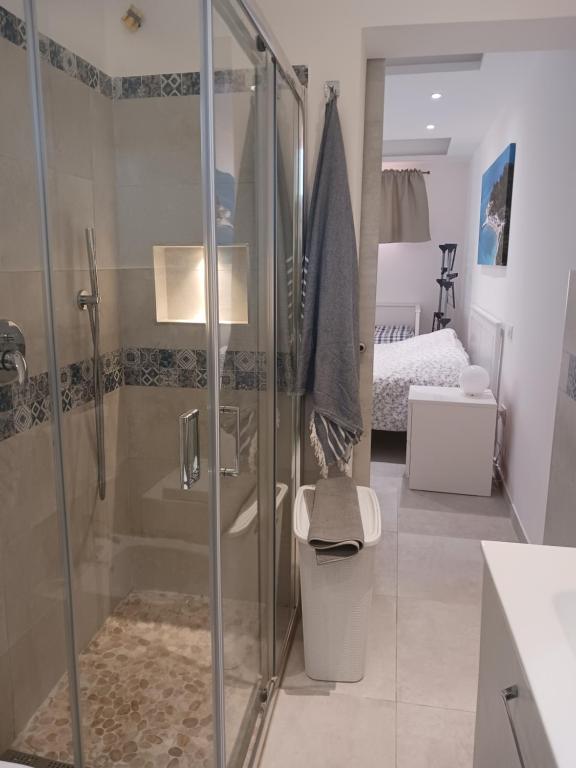 een badkamer met een douche, een toilet en een bed bij IL CUORE DEL CONERO - CASALE CON PISCINA, Natura e Relax in Camerano