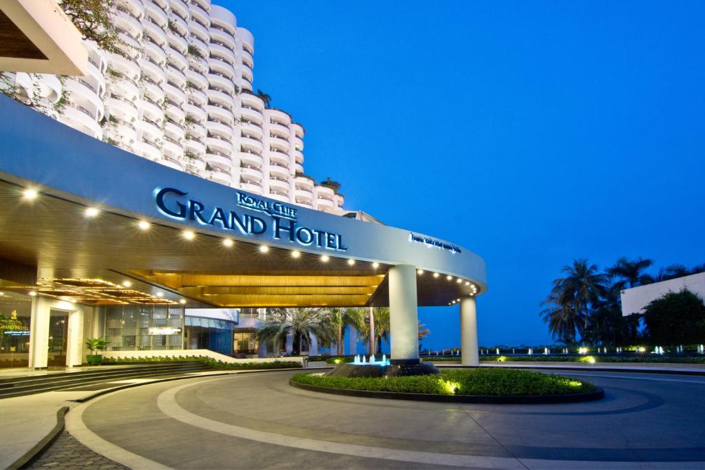 a view of the grand foz hotel at night at Royal Cliff Grand Hotel Pattaya in Pattaya South