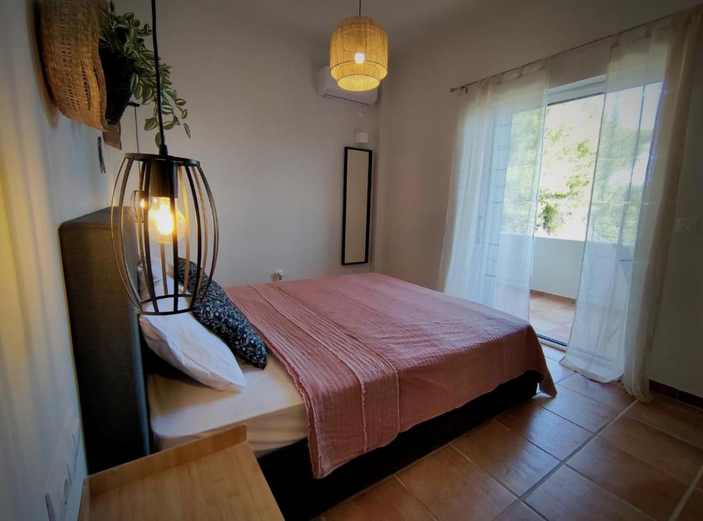 Postel nebo postele na pokoji v ubytování Coritos apartments 2 Corfu