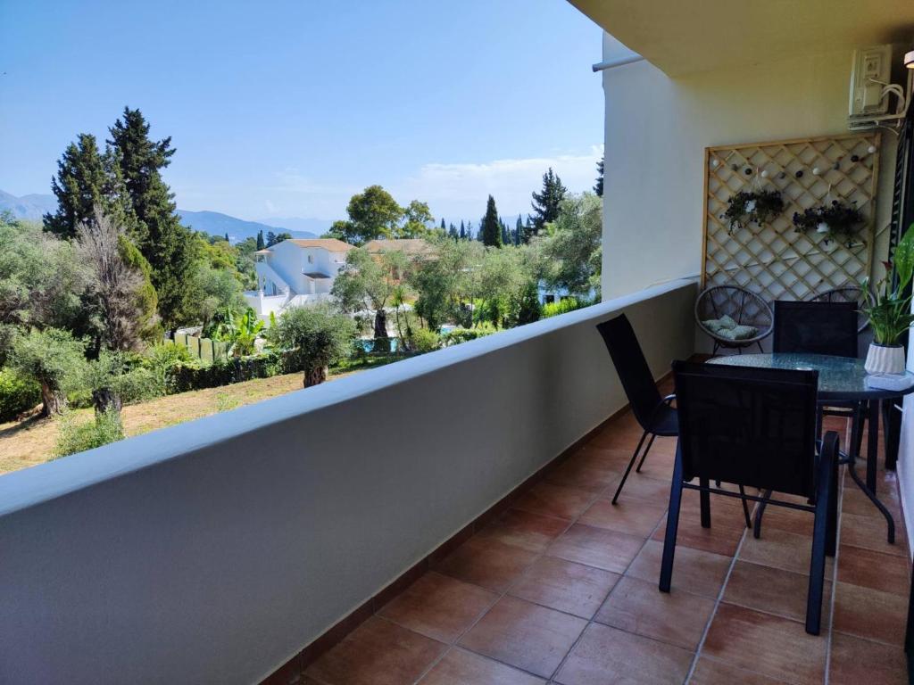 康托卡利的住宿－Coritos apartments 2 Corfu，设有一个配有桌椅并享有美景的阳台。