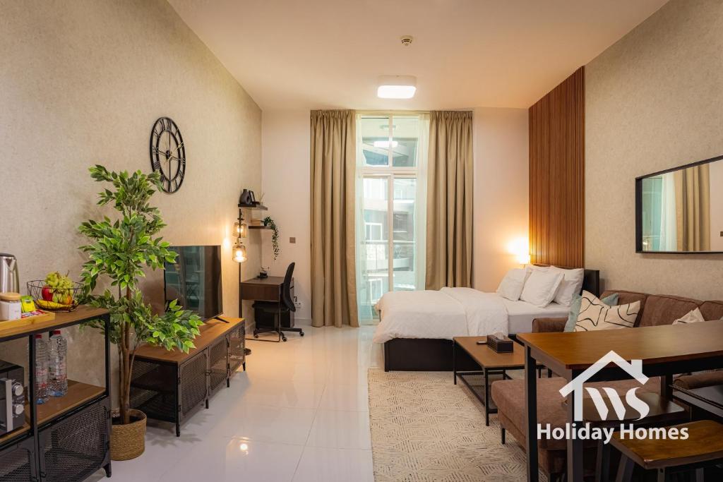 um quarto de hotel com uma cama e uma sala de estar em The Urban Oasis - Serenity no Dubai