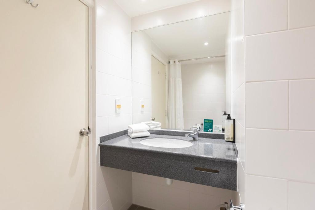 Holiday Inn London Sutton, an IHG Hotel - Standard Queen Room
