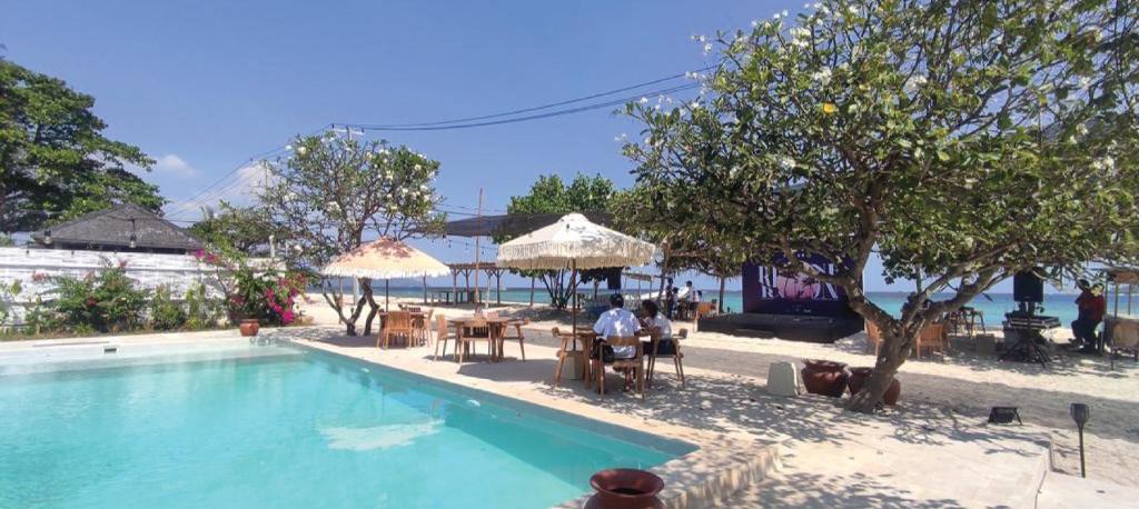 Bungalow Cafe Gili Beachfront - 19