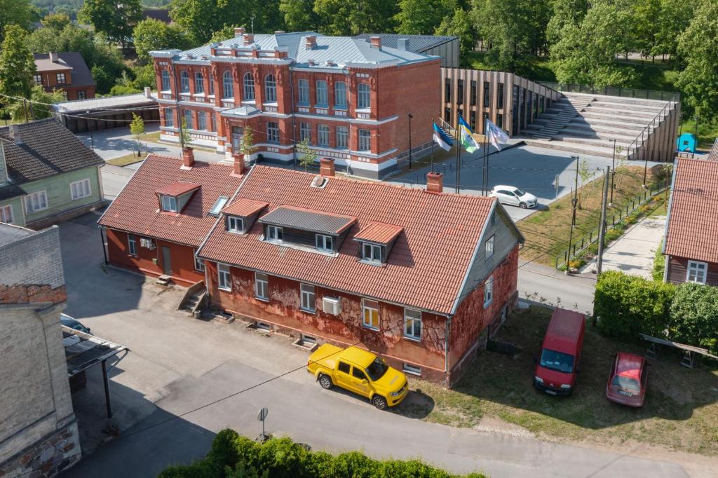 une camionnette jaune garée devant un bâtiment en briques dans l'établissement Posti studio apartment, à Paide