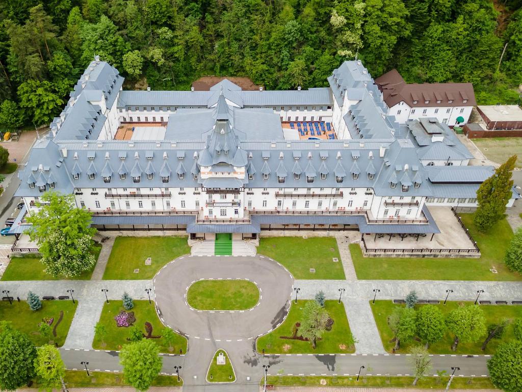 an aerial view of a large building with a courtyard at Hotel Central in Călimăneşti