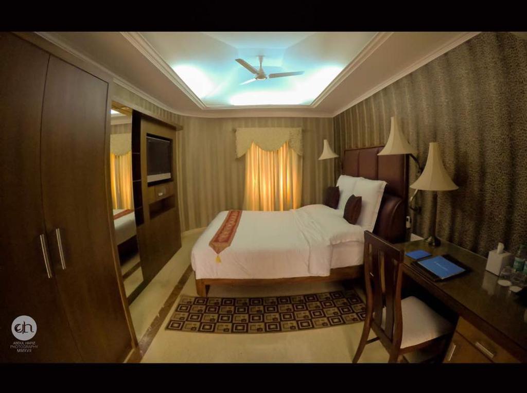 Postel nebo postele na pokoji v ubytování SAJ Earth Resort & Convention Center , Kochi