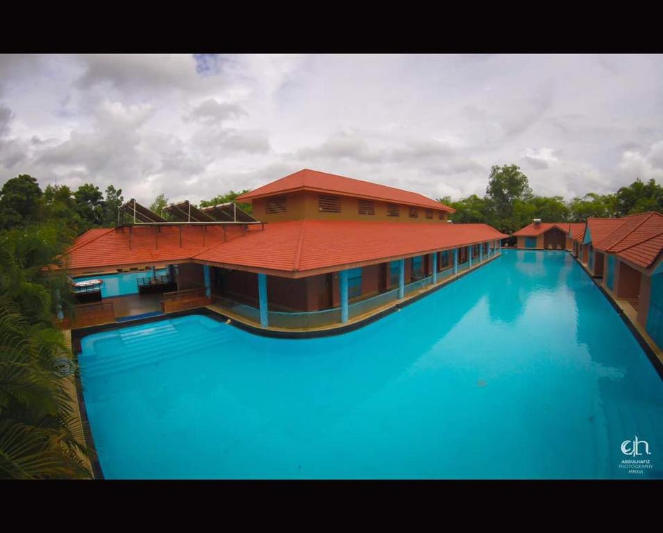 Bazén v ubytování SAJ Earth Resort & Convention Center , Kochi nebo v jeho okolí