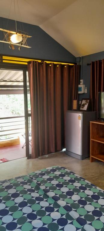 Postel nebo postele na pokoji v ubytování บ้านลูกจัน Bann Lookjan Trat