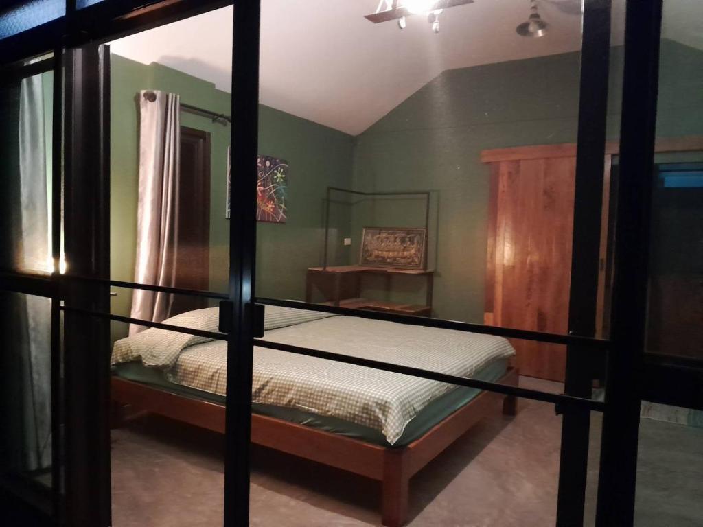 Postel nebo postele na pokoji v ubytování บ้านลูกจัน Bann Lookjan Trat