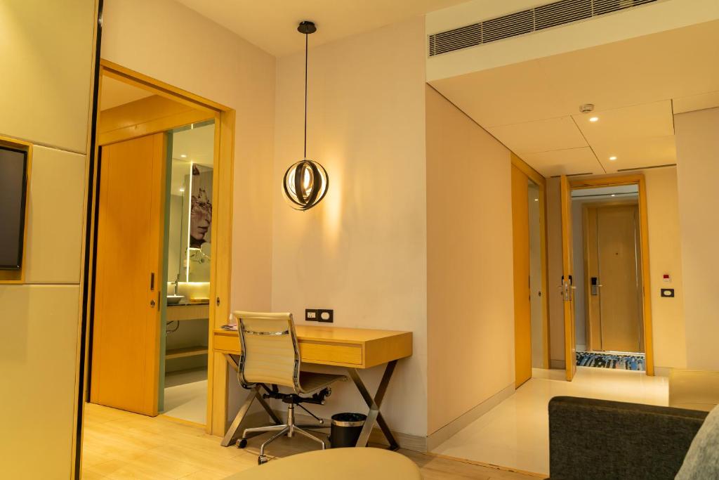 TV a/nebo společenská místnost v ubytování BEYZAA HOTEL AND SUITES