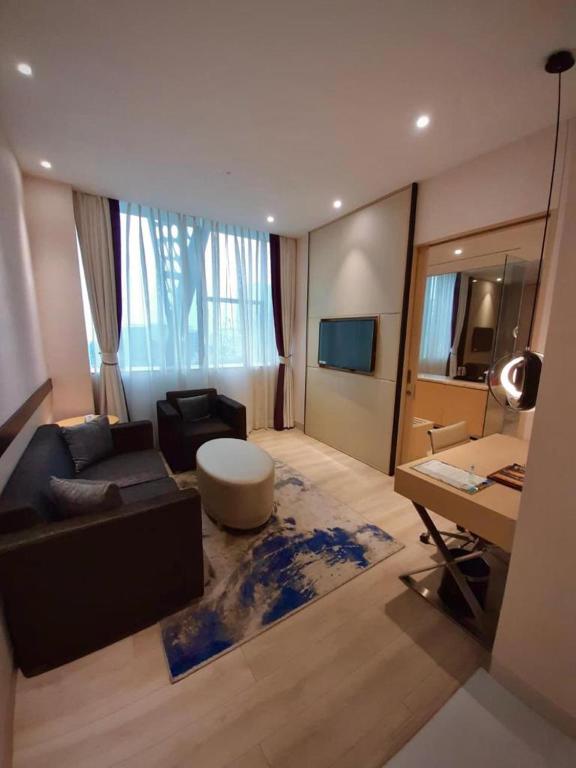 TV a/nebo společenská místnost v ubytování BEYZAA HOTEL AND SUITES
