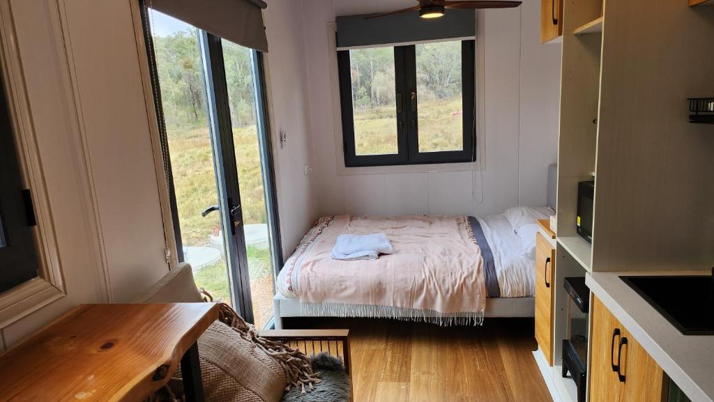 Postel nebo postele na pokoji v ubytování Tiny Home - Redbird