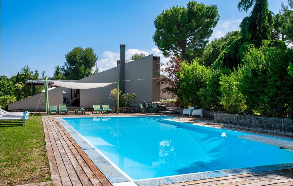 einen Pool im Hof eines Hauses in der Unterkunft Villa Lia in Potenza Picena