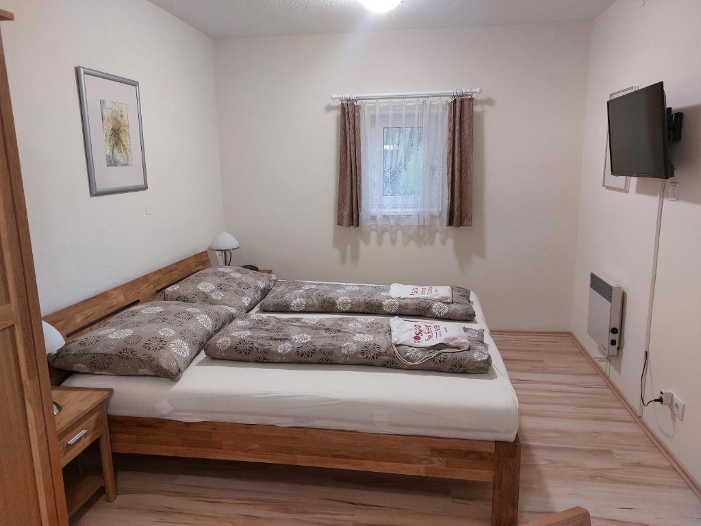 uma cama num quarto com um sofá em Ferienwohnung Kutrowatz em Rohrbach bei Mattersburg