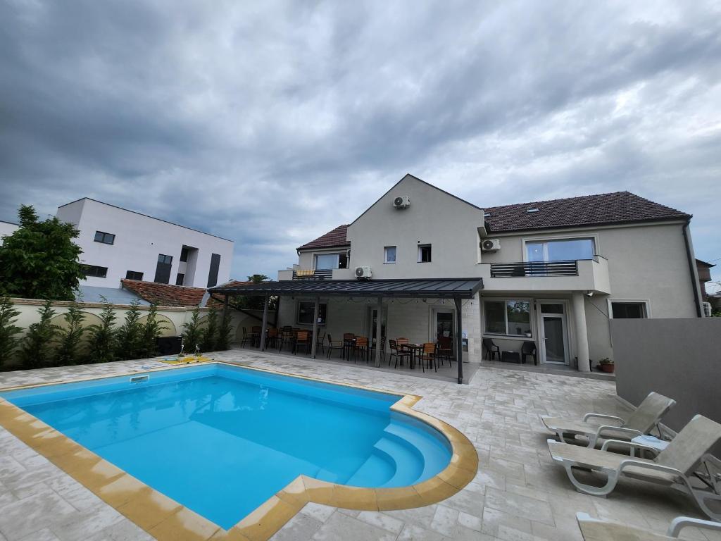 Bazén v ubytování XO Residence nebo v jeho okolí