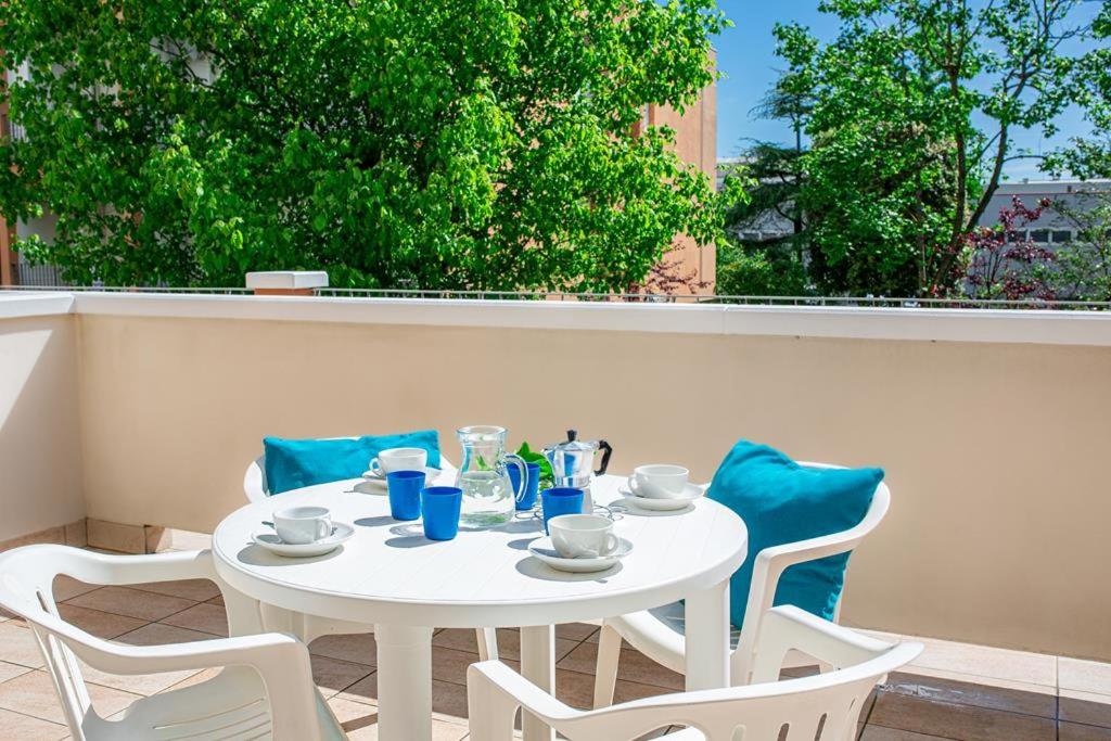 Appartamenti Valentina في بيبيوني: طاولة وكراسي بيضاء على شرفة