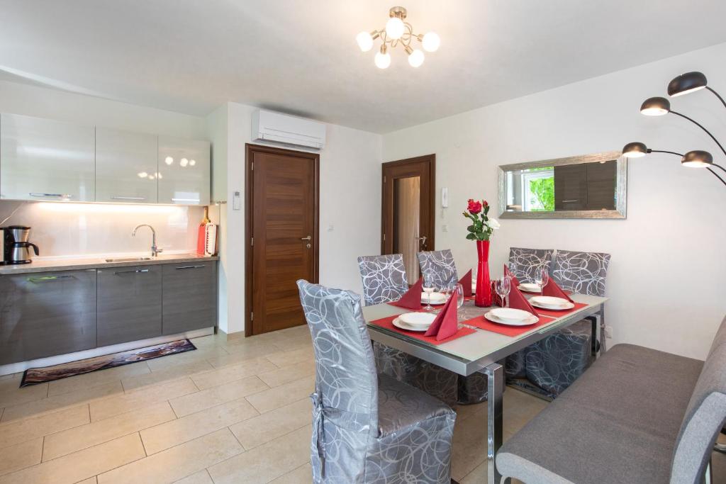 Posteľ alebo postele v izbe v ubytovaní House Zrile with garden and jacuzzi